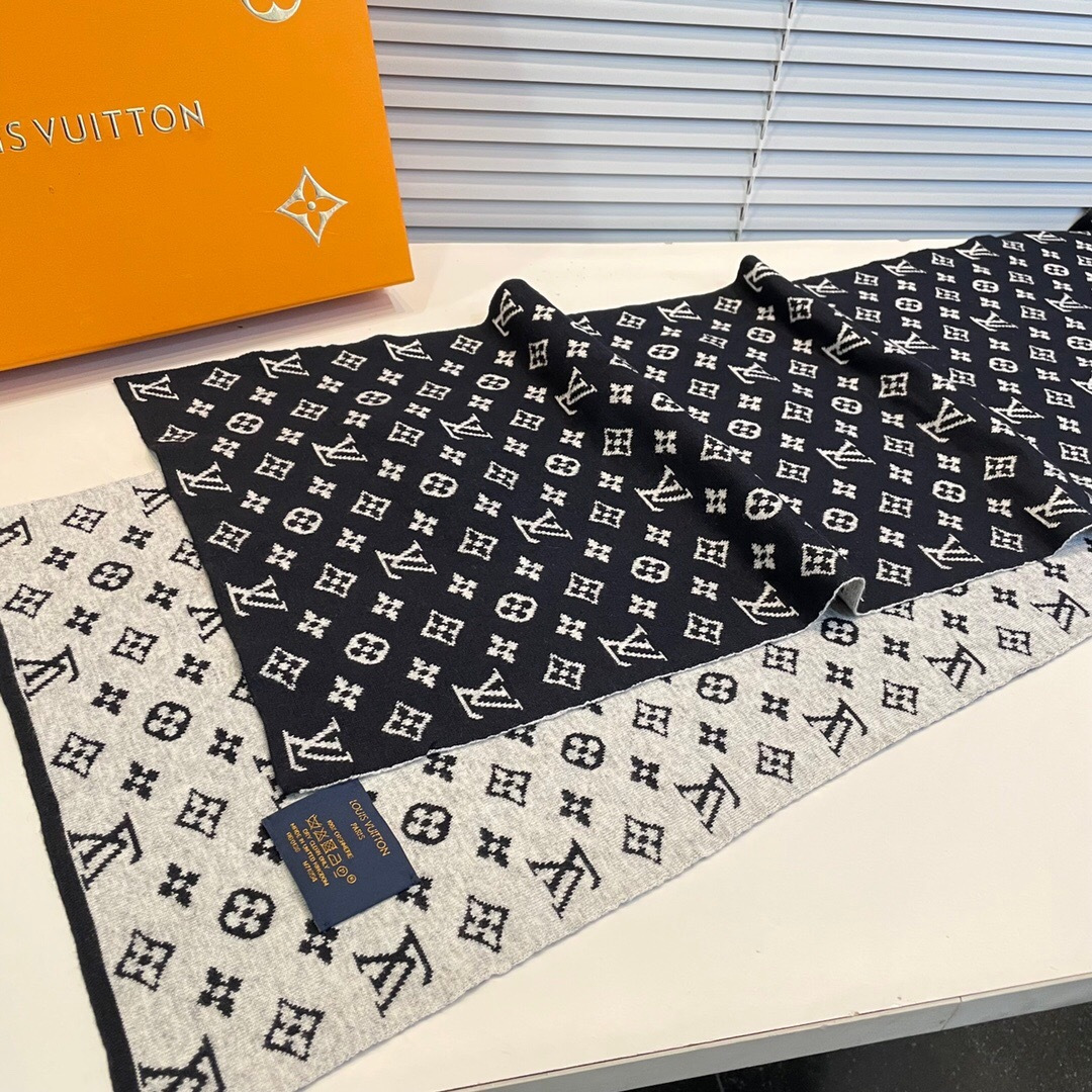 怒推走量新款🎊重磅推荐🎊LV2025 官网最新款💥 针织羊绒材质。非常保暖👑 柔软亲肤，不扎脖😍经典素色