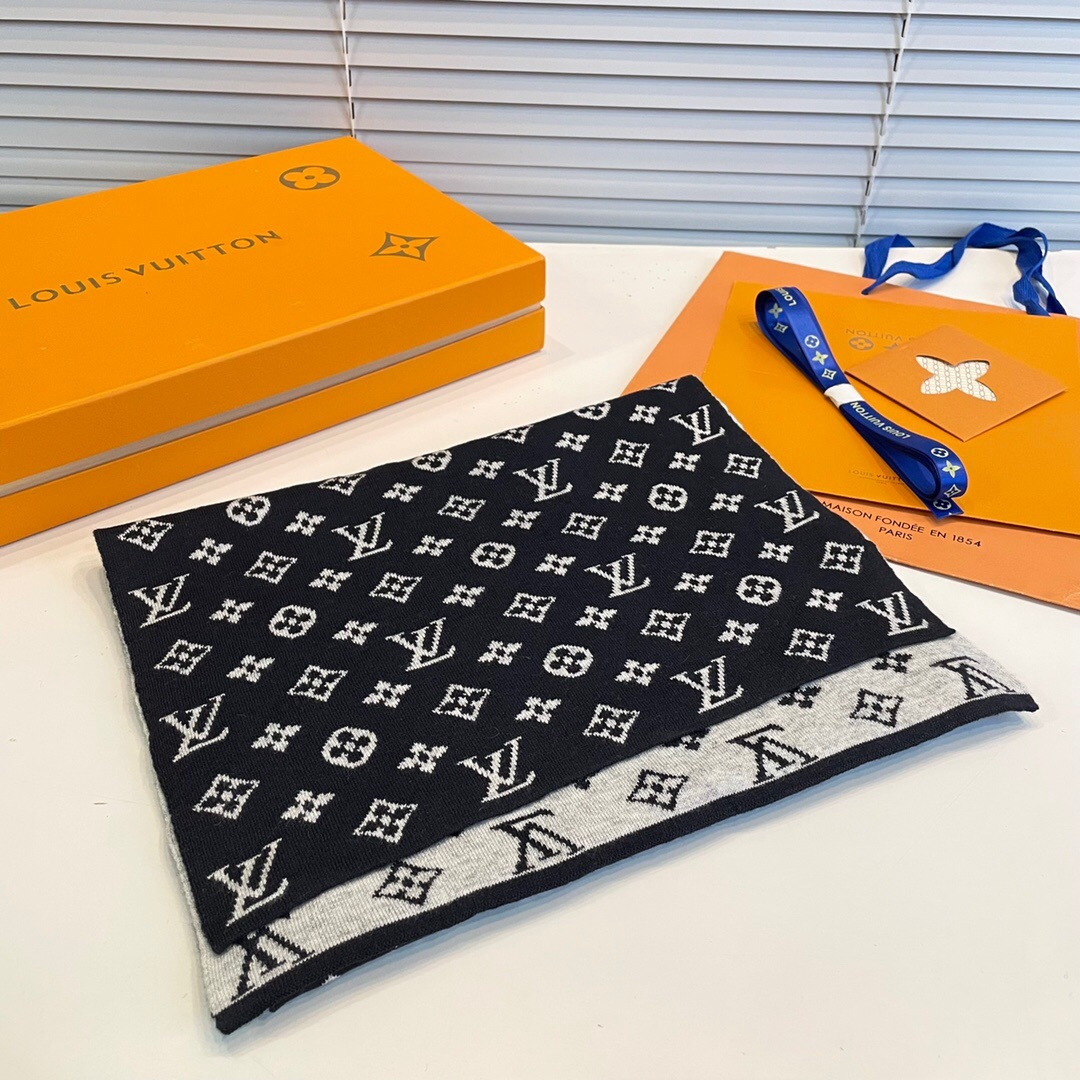 怒推走量新款🎊重磅推荐🎊LV2025 官网最新款💥 针织羊绒材质。非常保暖👑 柔软亲肤，不扎脖😍经典素色