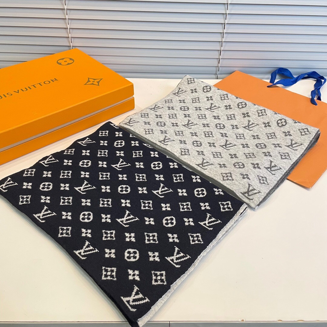 怒推走量新款🎊重磅推荐🎊LV2025 官网最新款💥 针织羊绒材质。非常保暖👑 柔软亲肤，不扎脖😍经典素色