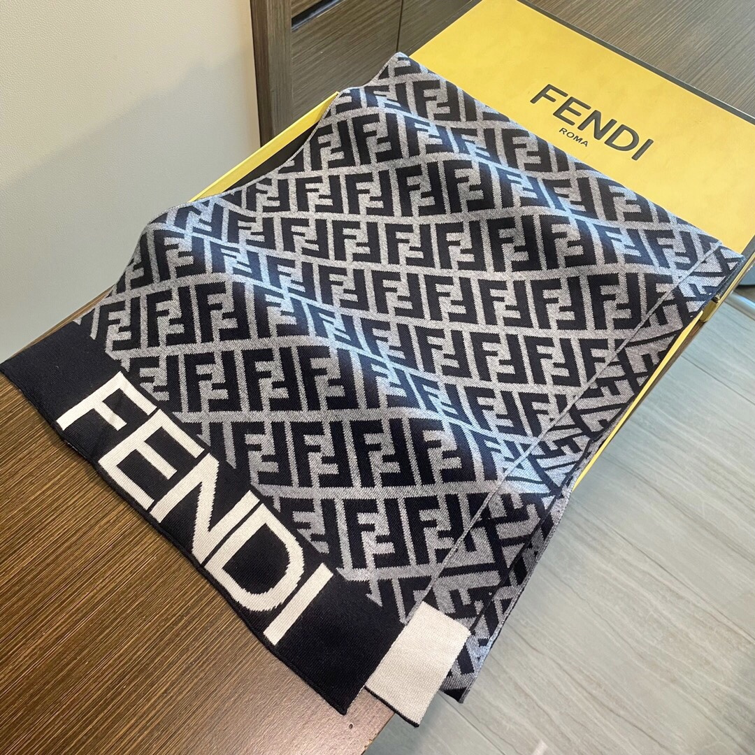 经典FF字母元素围巾，专柜也是刚上架的好玩意儿‼今年的芬迪也是起飞的架势，火的不要不要的，这款真真儿的正