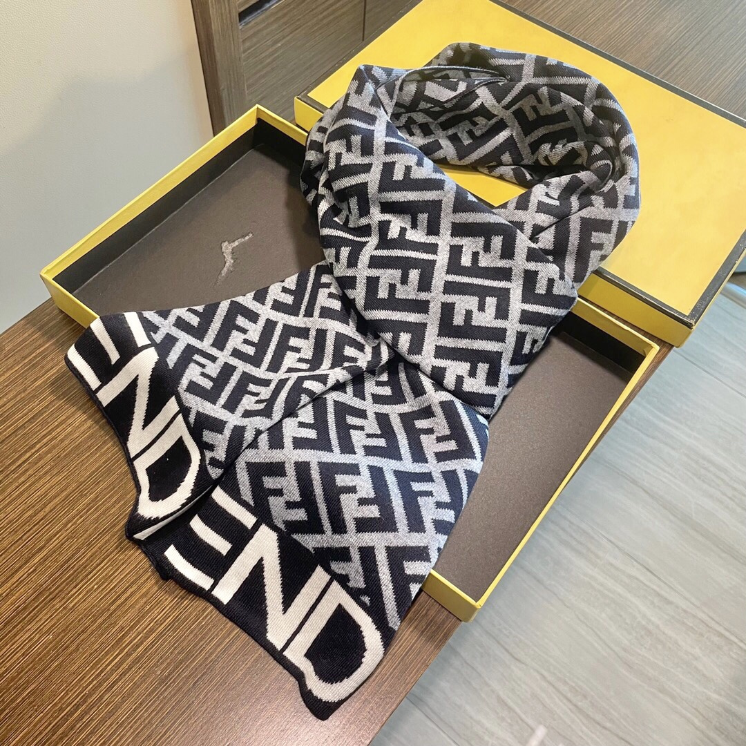 经典FF字母元素围巾，专柜也是刚上架的好玩意儿‼今年的芬迪也是起飞的架势，火的不要不要的，这款真真儿的正