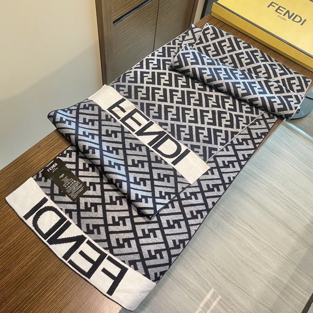 经典FF字母元素围巾，专柜也是刚上架的好玩意儿‼今年的芬迪也是起飞的架势，火的不要不要的，这款真真儿的正