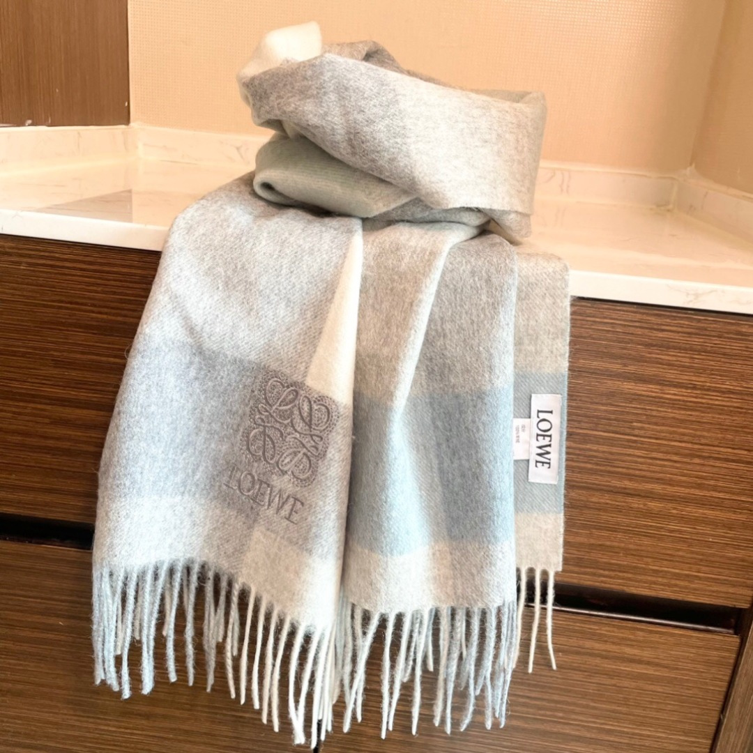 难得的高端家属福利‼️LOEWE刺绣🪡非常正的围巾~面料大爱，非常柔软细腻舒服‼️大气简约，超级好看的男