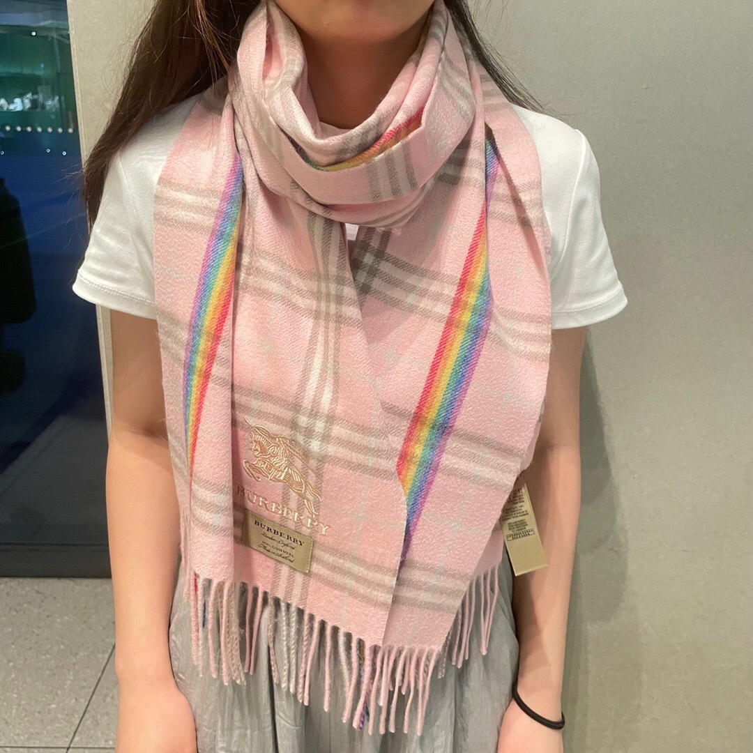 上新。巴宝莉专柜款 官网最新款男女通用情侣款👫手感感到爆，💥 非常保暖👑 柔软亲肤，不扎脖😍经典巴宝莉格