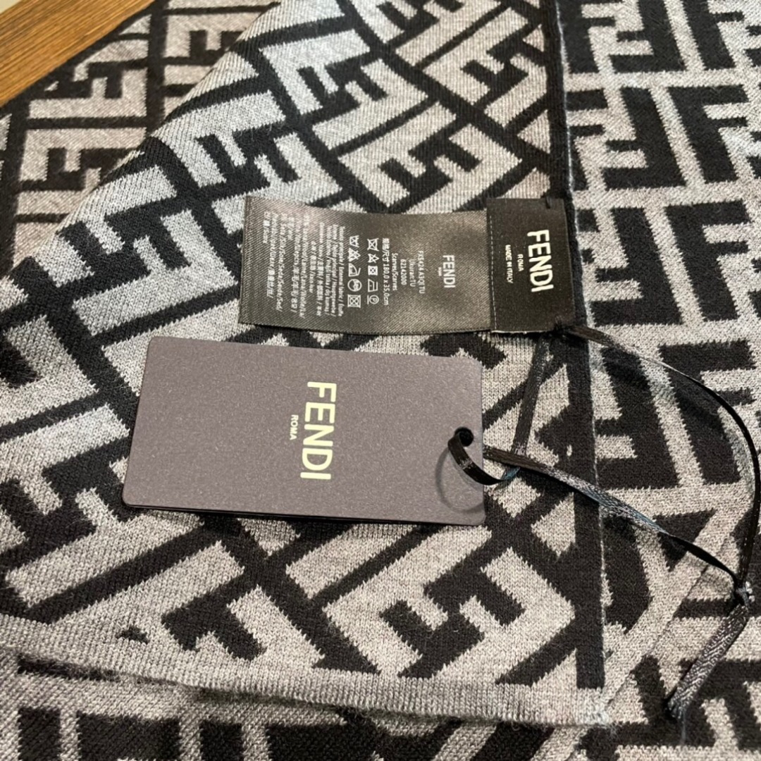 经典FF字母元素围巾，专柜也是刚上架的好玩意儿‼今年的芬迪也是起飞的架势，火的不要不要的，这款真真儿的正