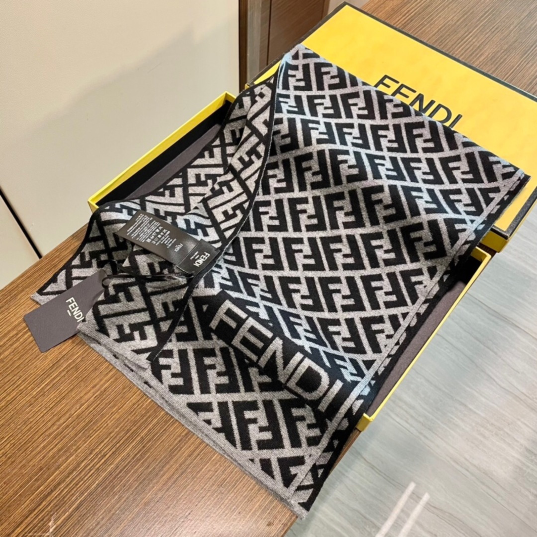 经典FF字母元素围巾，专柜也是刚上架的好玩意儿‼今年的芬迪也是起飞的架势，火的不要不要的，这款真真儿的正