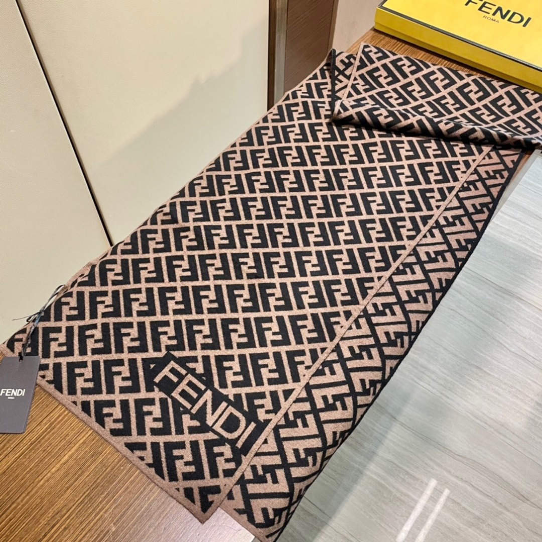 经典FF字母元素围巾，专柜也是刚上架的好玩意儿‼今年的芬迪也是起飞的架势，火的不要不要的，这款真真儿的正