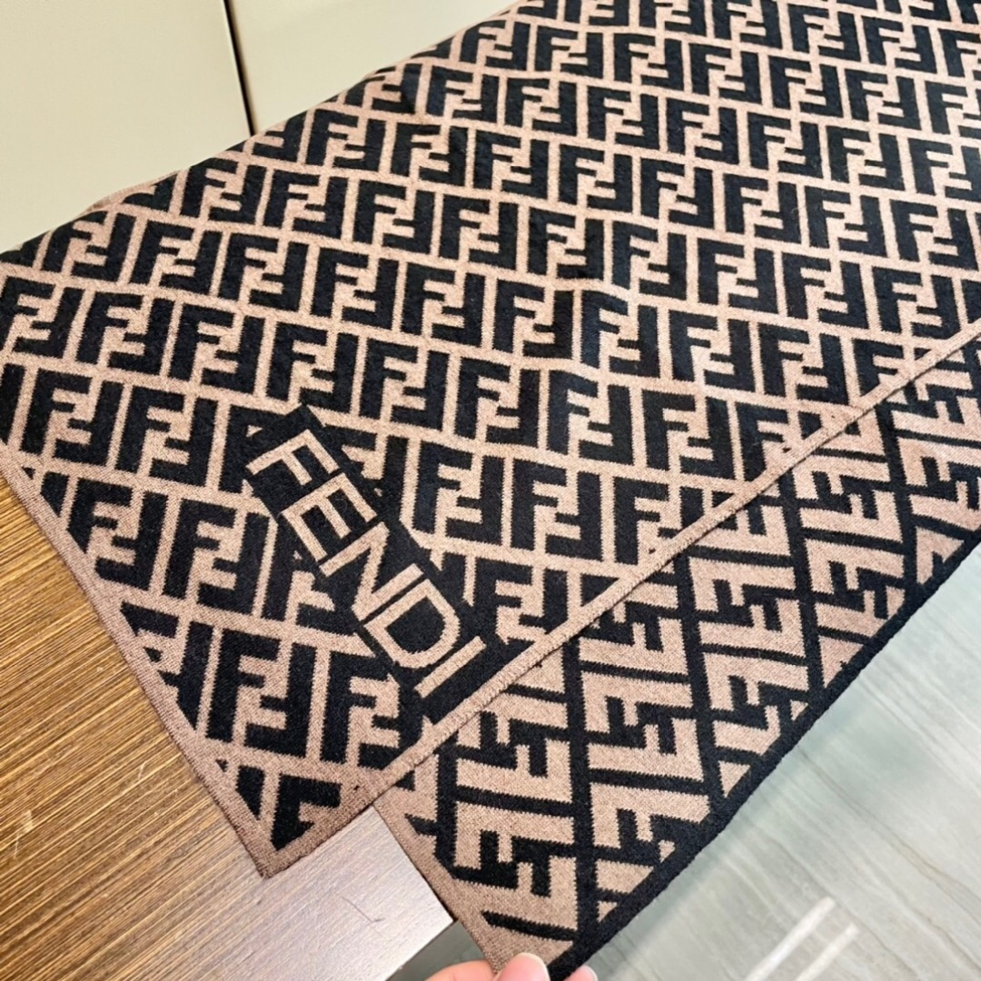 经典FF字母元素围巾，专柜也是刚上架的好玩意儿‼今年的芬迪也是起飞的架势，火的不要不要的，这款真真儿的正