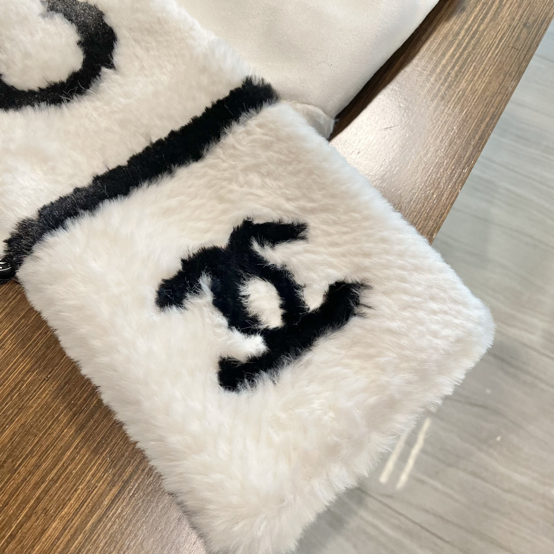 【▪️超级保暖Chanel秋冬新款！！！】简约奢华大气白富美，进口人工皮草和羊绒的结合，高级的范畴已不只