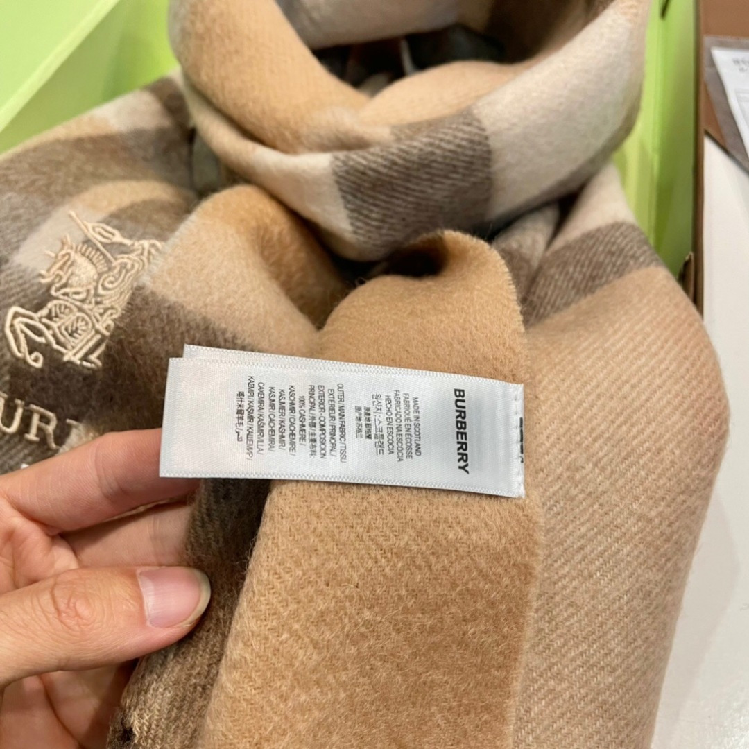 burberry经典羊绒格子围巾‼专柜最新品相，目前专柜都换上了新标👍经典中的经典.全品相‼其他什么F货