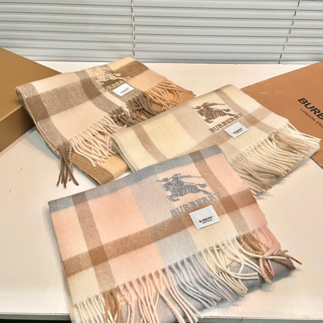 burberry经典羊绒格子围巾‼专柜最新品相，目前专柜都换上了新标👍经典中的经典.全品相‼其他什么F货
