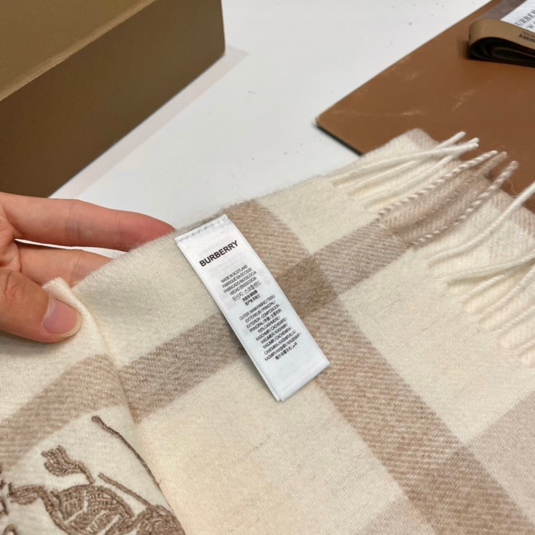 burberry经典羊绒格子围巾‼专柜最新品相，目前专柜都换上了新标👍经典中的经典.全品相‼其他什么F货