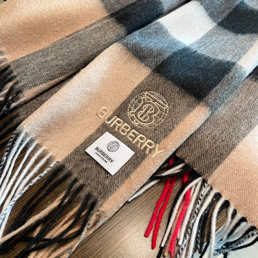 高端好品质 市场质量不一样 爆款上新 情侣款👍👍巴宝利披肩 独家牛货🐂 奢华尽在尺寸之间，高端品质‼️具