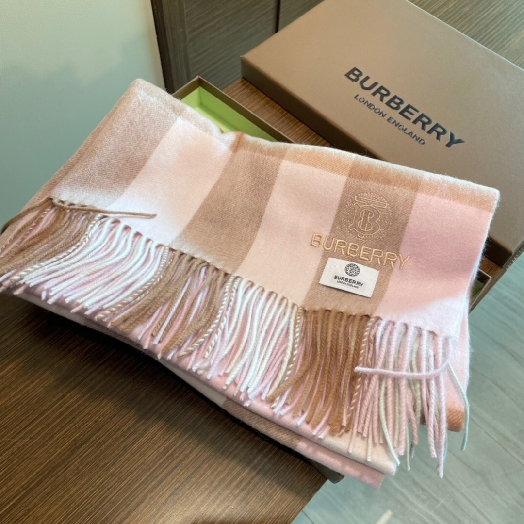 高端好品质 市场质量不一样 爆款上新 情侣款👍👍巴宝利披肩 独家牛货🐂 奢华尽在尺寸之间，高端品质‼️具