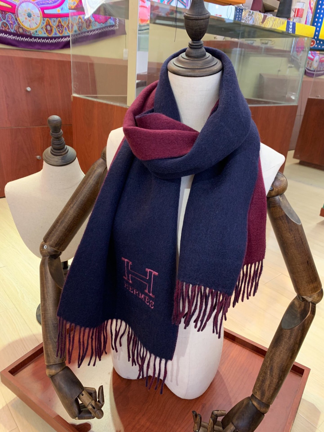 Hermes最新男士双色纯羊绒围巾👍我们的男款围巾且买且珍惜~~男款真的很少，一年也就出几款，都是出口订
