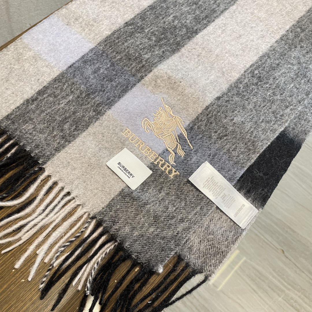 爆款大量现货 放心上图 巴宝利国际品牌时尚男士围巾上市。。✨霸气休闲为一体[鼓掌][鼓掌]顶级羊绒+精细