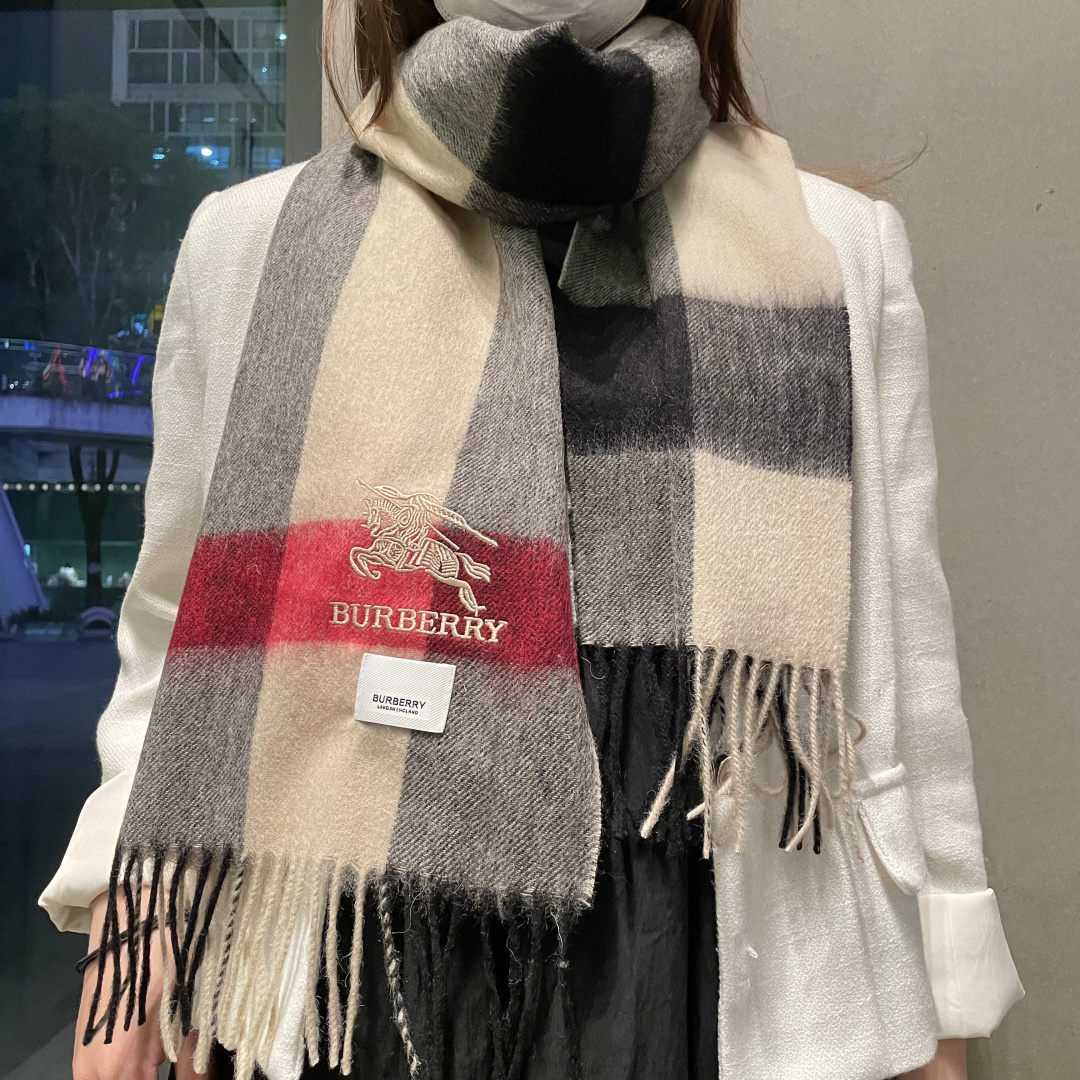 爆款大量现货 放心上图 巴宝利国际品牌时尚男士围巾上市。。✨霸气休闲为一体[鼓掌][鼓掌]顶级羊绒+精细