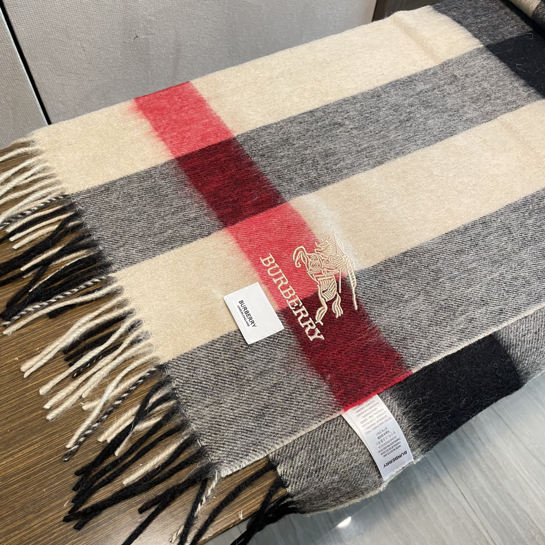 爆款大量现货 放心上图 巴宝利国际品牌时尚男士围巾上市。。✨霸气休闲为一体[鼓掌][鼓掌]顶级羊绒+精细