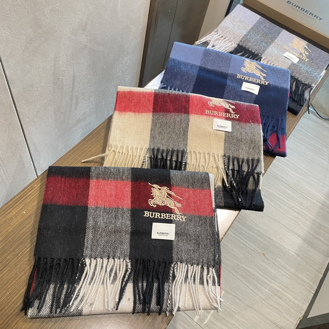 爆款大量现货 放心上图 巴宝利国际品牌时尚男士围巾上市。。✨霸气休闲为一体[鼓掌][鼓掌]顶级羊绒+精细