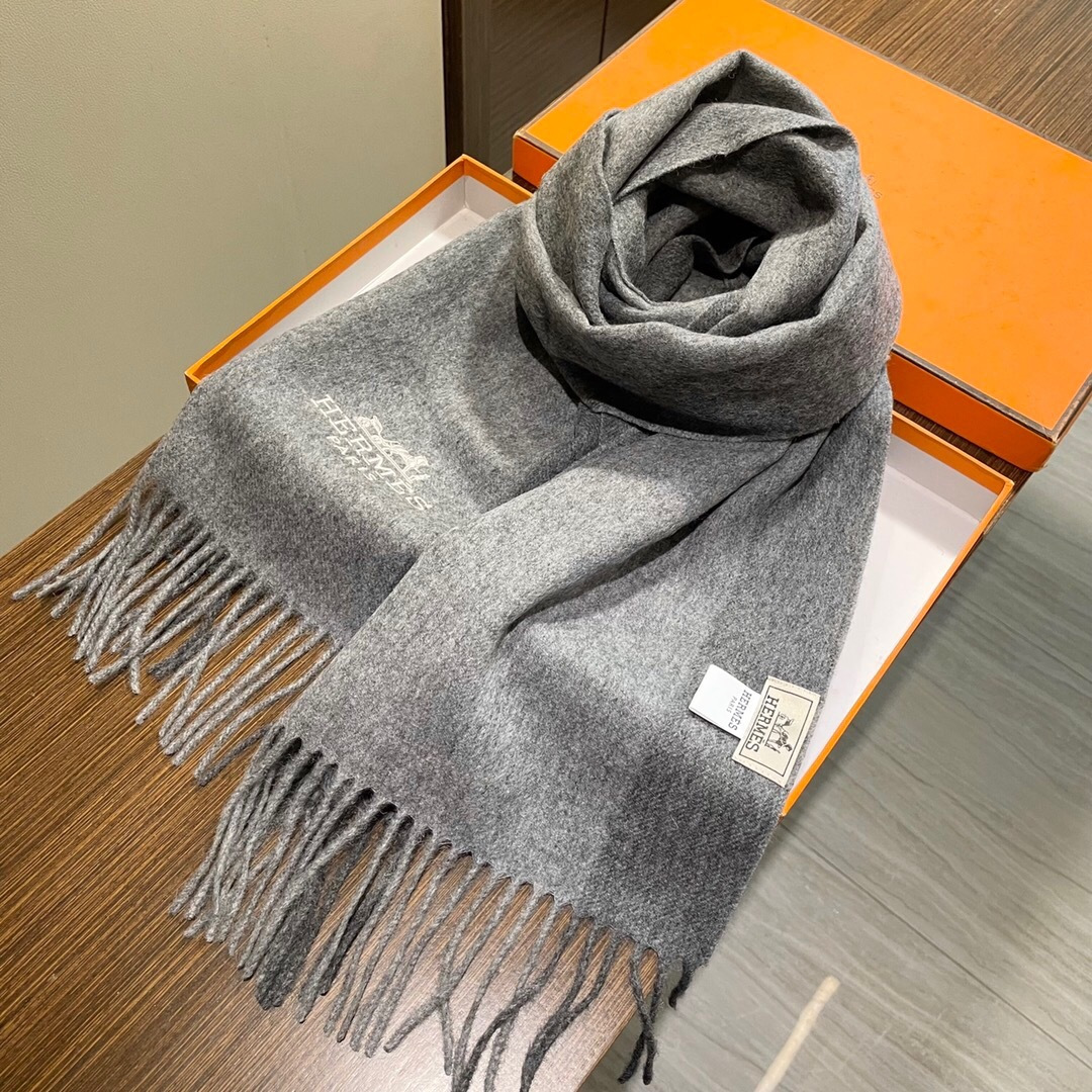 上新 爱马仕男 女款围巾且买且珍惜😍~都是出口订单所以比较难遇❤️东西讲究少而精😍好看的一定要收😎这款H