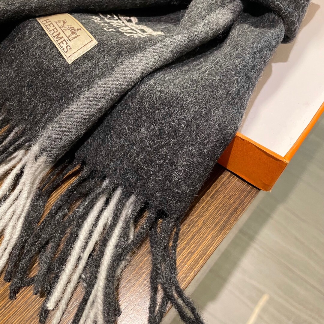 上新 爱马仕男 女款围巾且买且珍惜😍~都是出口订单所以比较难遇❤️东西讲究少而精😍好看的一定要收😎这款H