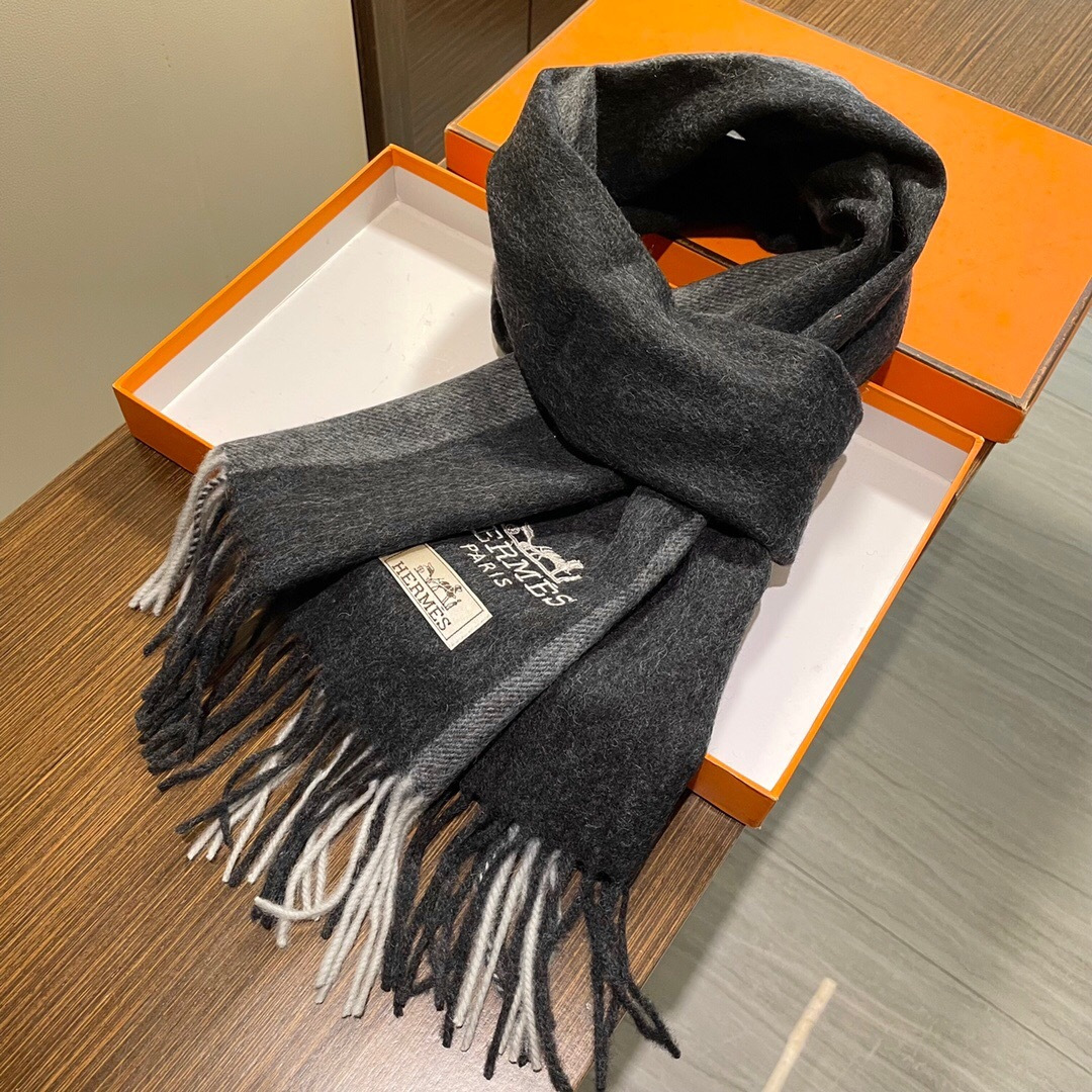 上新 爱马仕男 女款围巾且买且珍惜😍~都是出口订单所以比较难遇❤️东西讲究少而精😍好看的一定要收😎这款H