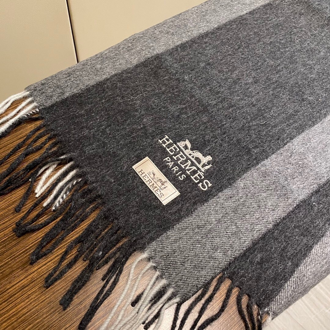 上新 爱马仕男 女款围巾且买且珍惜😍~都是出口订单所以比较难遇❤️东西讲究少而精😍好看的一定要收😎这款H