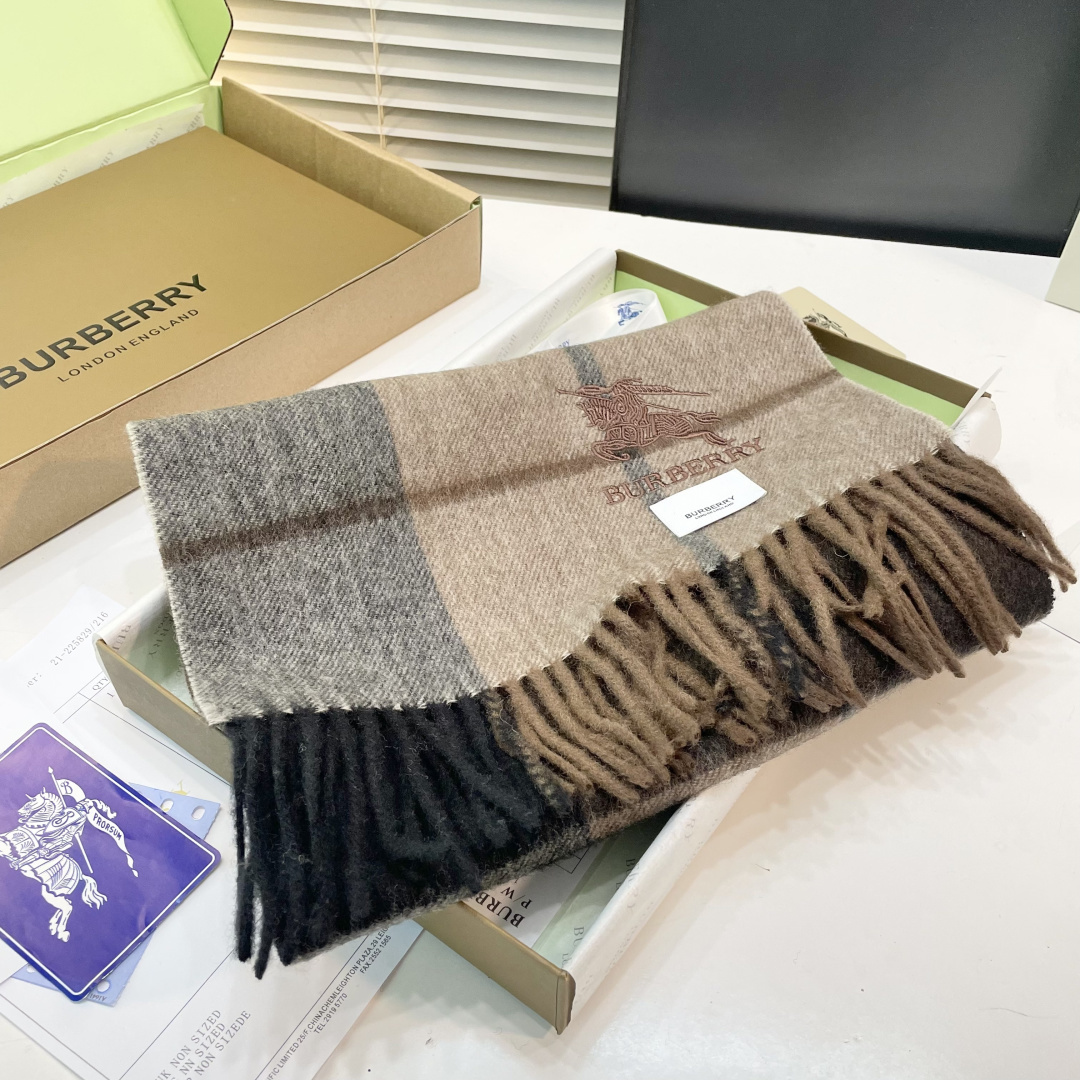 巴宝莉 最新款围巾，男女士的福利 超温柔洋气的双面设计！！】感觉这个比以往的设计都更显年轻更显温柔更气质
