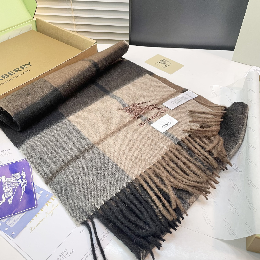 巴宝莉 最新款围巾，男女士的福利 超温柔洋气的双面设计！！】感觉这个比以往的设计都更显年轻更显温柔更气质