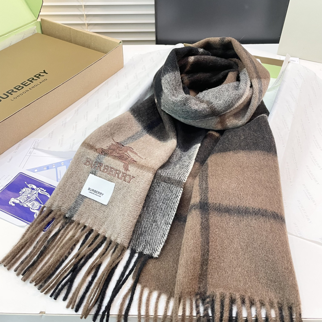 巴宝莉 最新款围巾，男女士的福利 超温柔洋气的双面设计！！】感觉这个比以往的设计都更显年轻更显温柔更气质