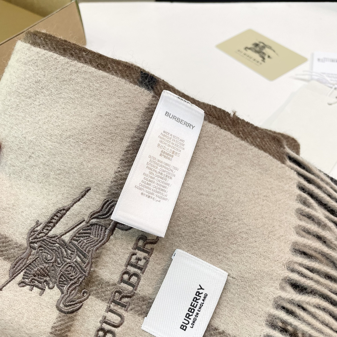 巴宝莉 最新款围巾，男女士的福利 超温柔洋气的双面设计！！】感觉这个比以往的设计都更显年轻更显温柔更气质