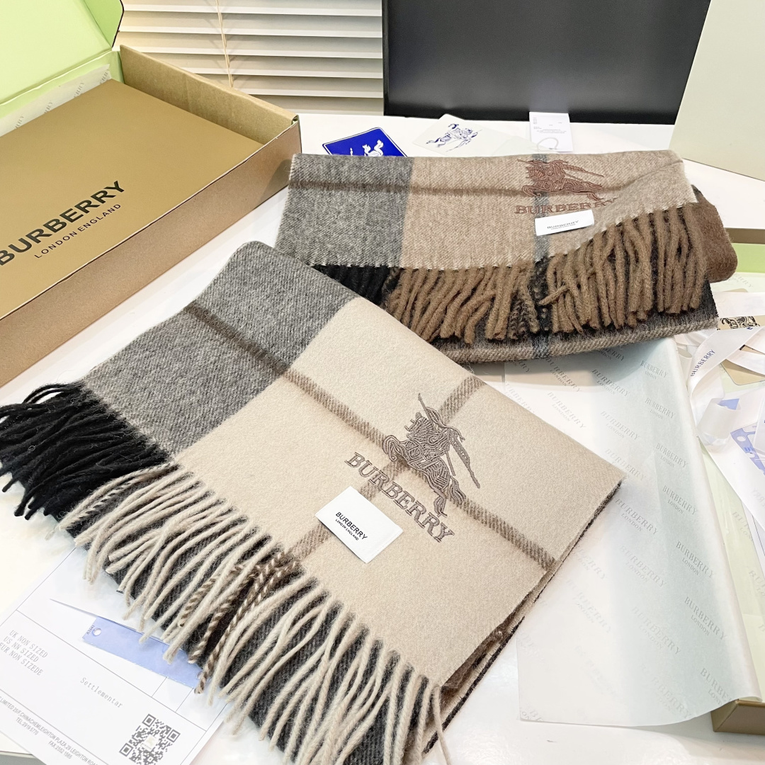 巴宝莉 最新款围巾，男女士的福利 超温柔洋气的双面设计！！】感觉这个比以往的设计都更显年轻更显温柔更气质