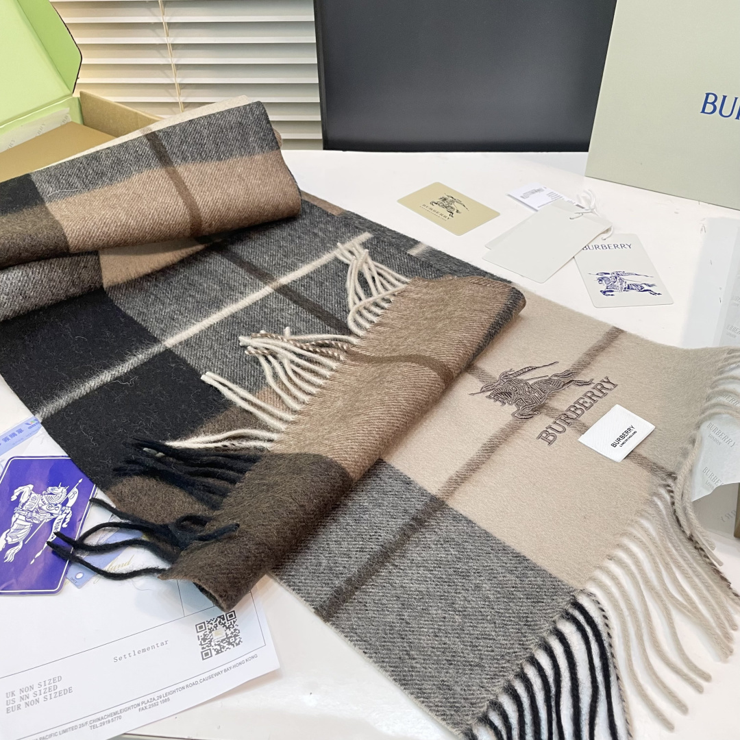 巴宝莉 最新款围巾，男女士的福利 超温柔洋气的双面设计！！】感觉这个比以往的设计都更显年轻更显温柔更气质