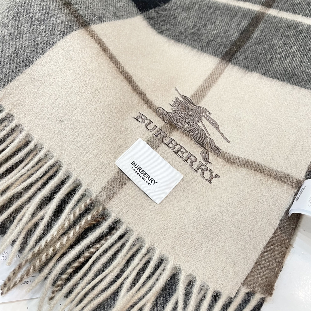 巴宝莉 最新款围巾，男女士的福利 超温柔洋气的双面设计！！】感觉这个比以往的设计都更显年轻更显温柔更气质