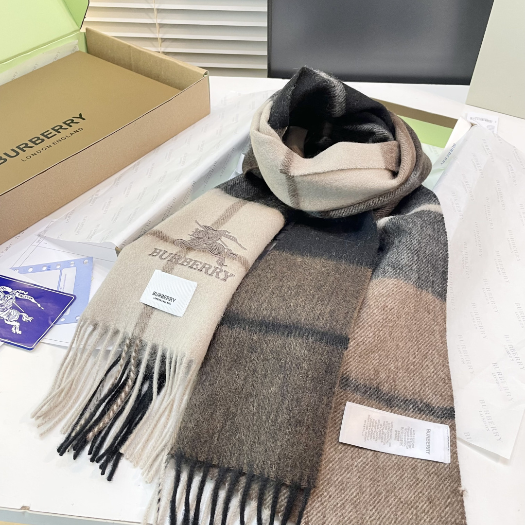 巴宝莉 最新款围巾，男女士的福利 超温柔洋气的双面设计！！】感觉这个比以往的设计都更显年轻更显温柔更气质