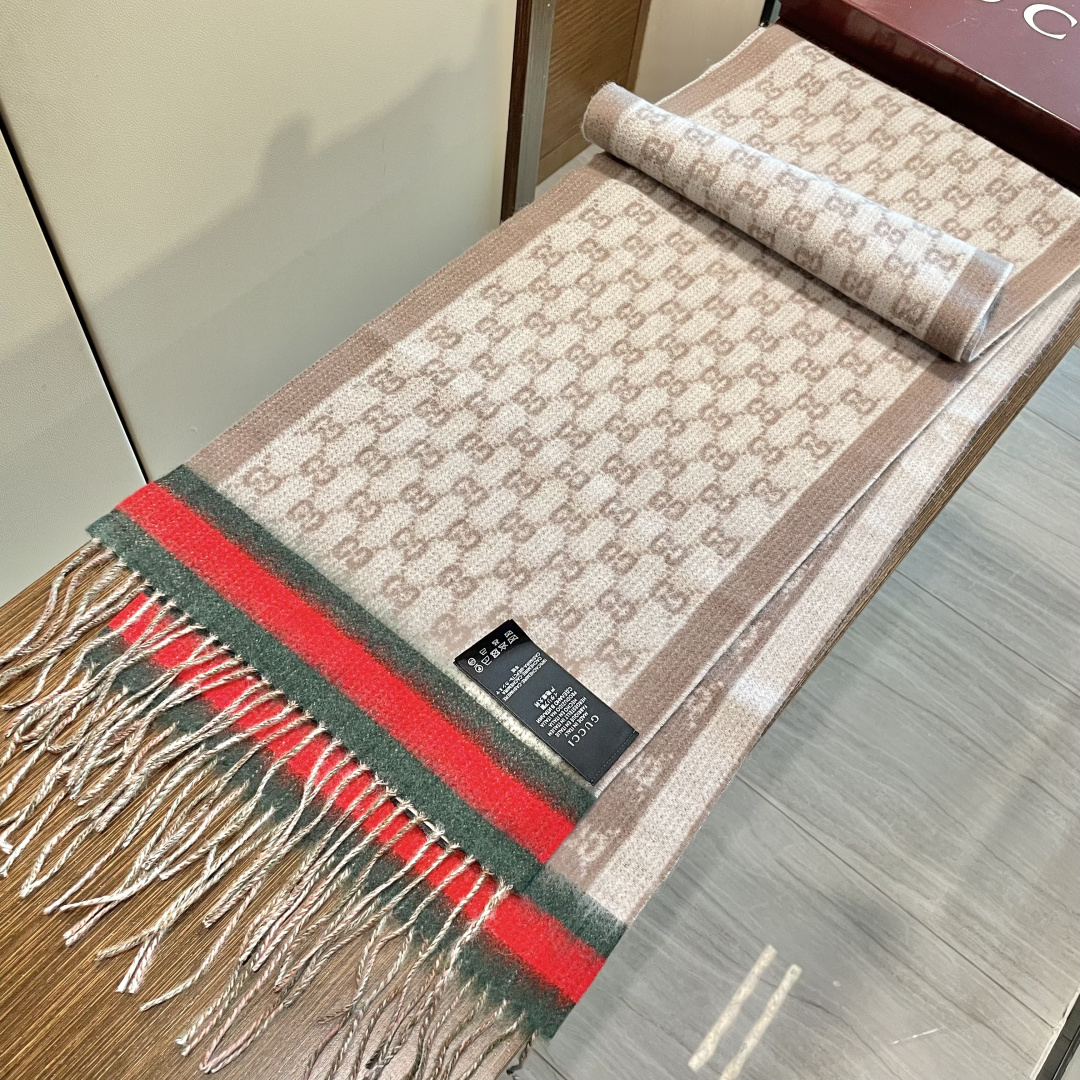 Gucci非常正的围巾~面料大爱，软糯手感，非常柔软细腻舒服‼️经典招牌GG字母元素❤️大气简约，超级好