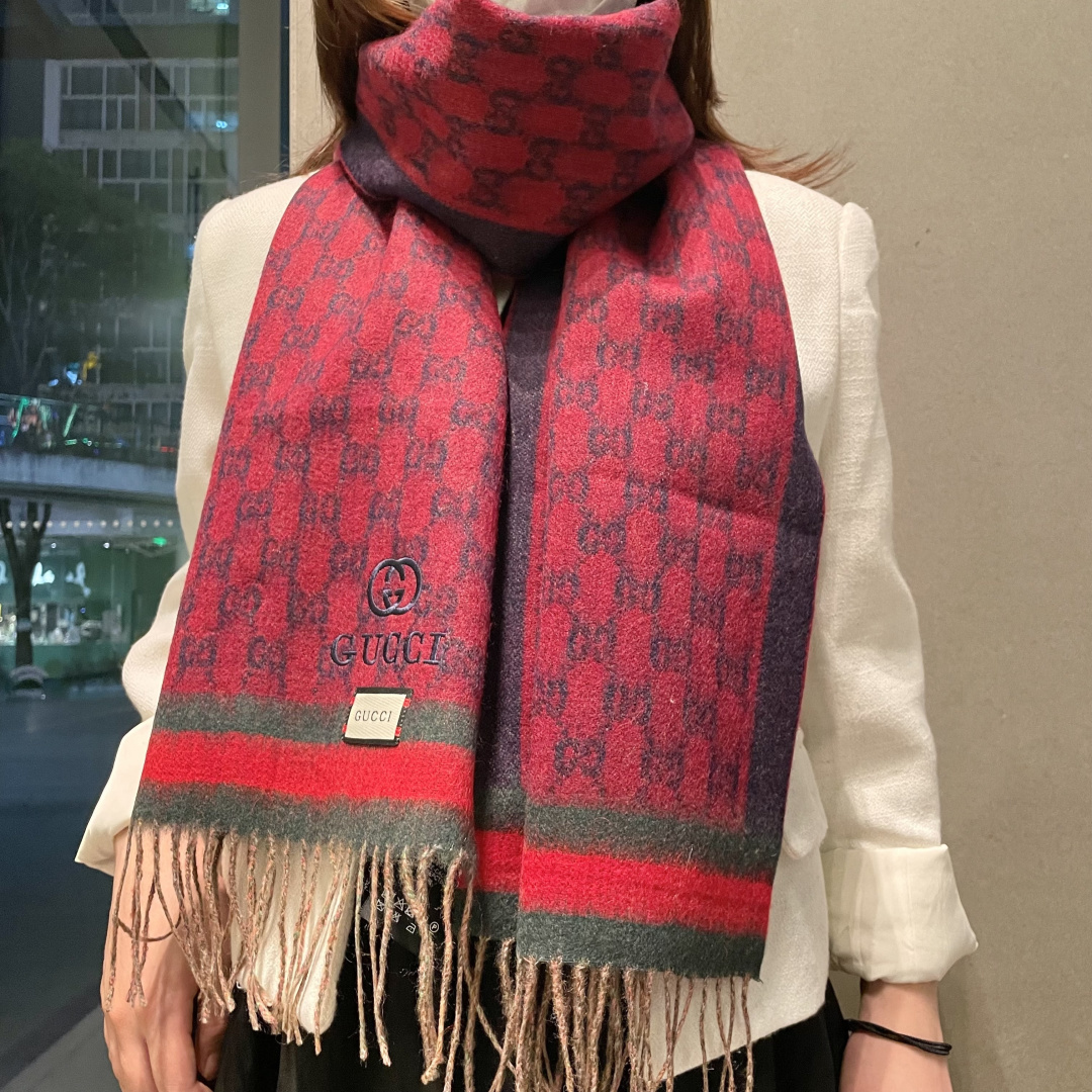 Gucci非常正的围巾~面料大爱，软糯手感，非常柔软细腻舒服‼️经典招牌GG字母元素❤️大气简约，超级好