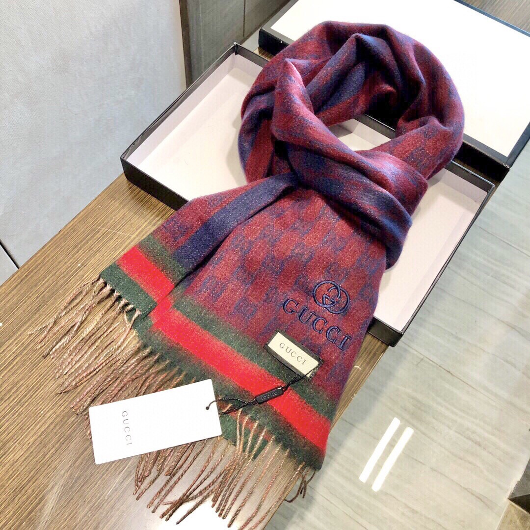 Gucci非常正的围巾~面料大爱，软糯手感，非常柔软细腻舒服‼️经典招牌GG字母元素❤️大气简约，超级好