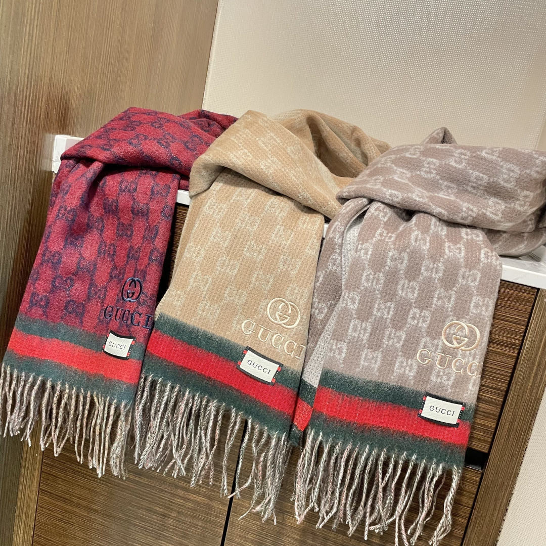 Gucci非常正的围巾~面料大爱，软糯手感，非常柔软细腻舒服‼️经典招牌GG字母元素❤️大气简约，超级好