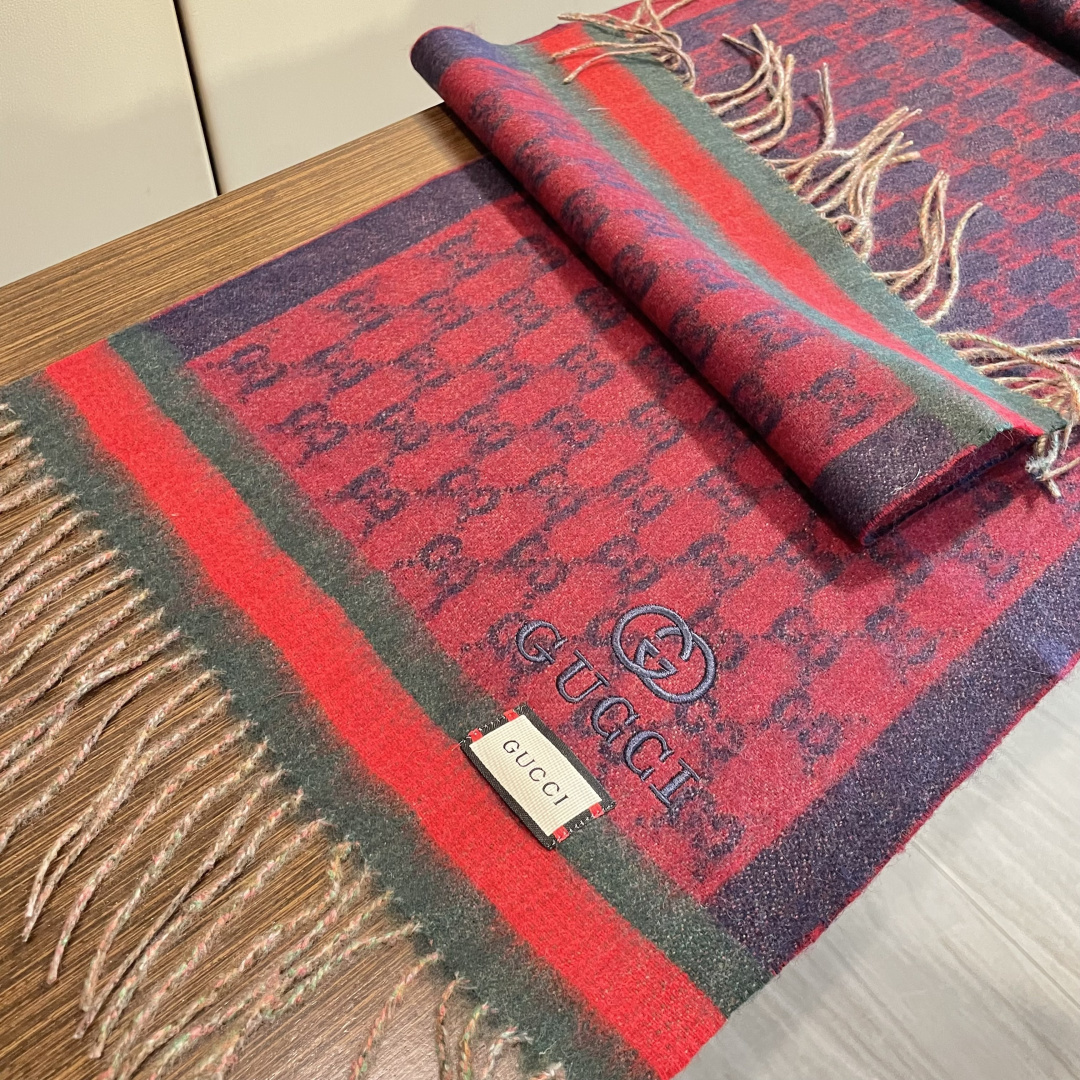 Gucci非常正的围巾~面料大爱，软糯手感，非常柔软细腻舒服‼️经典招牌GG字母元素❤️大气简约，超级好