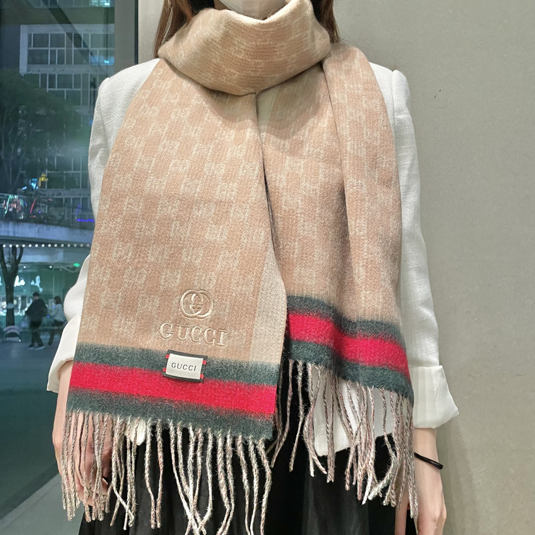 Gucci非常正的围巾~面料大爱，软糯手感，非常柔软细腻舒服‼️经典招牌GG字母元素❤️大气简约，超级好