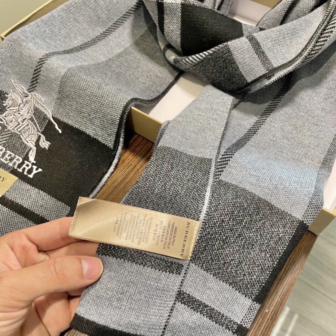 同步专柜，高端羊绒针织围巾！】可正式，可随意，非常Classical的男款设计。这款织法比较难，又很费纱