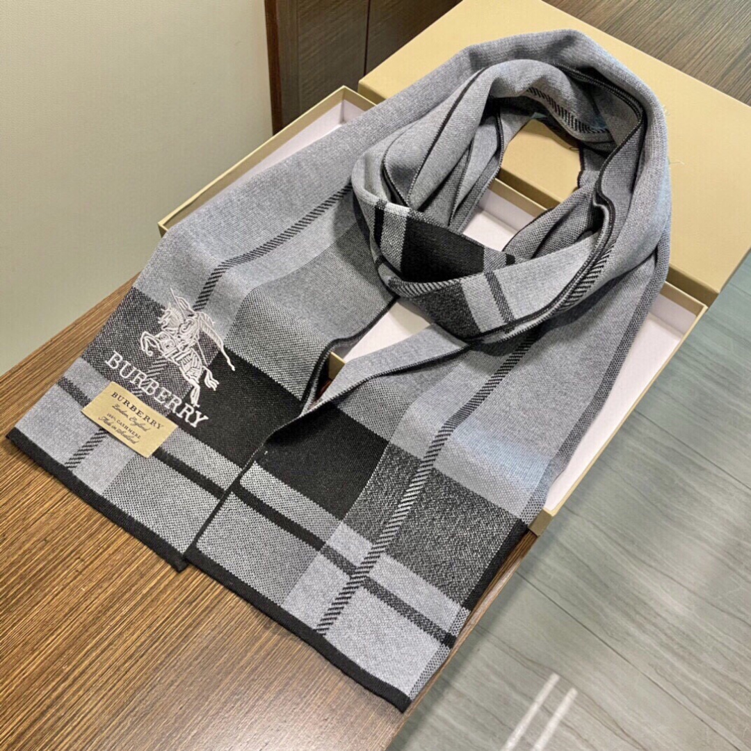 同步专柜，高端羊绒针织围巾！】可正式，可随意，非常Classical的男款设计。这款织法比较难，又很费纱