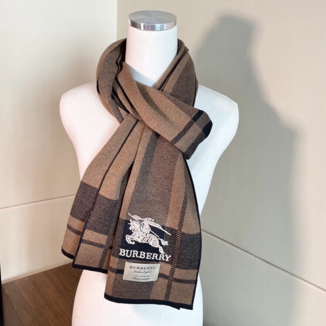 同步专柜，高端羊绒针织围巾！】可正式，可随意，非常Classical的男款设计。这款织法比较难，又很费纱