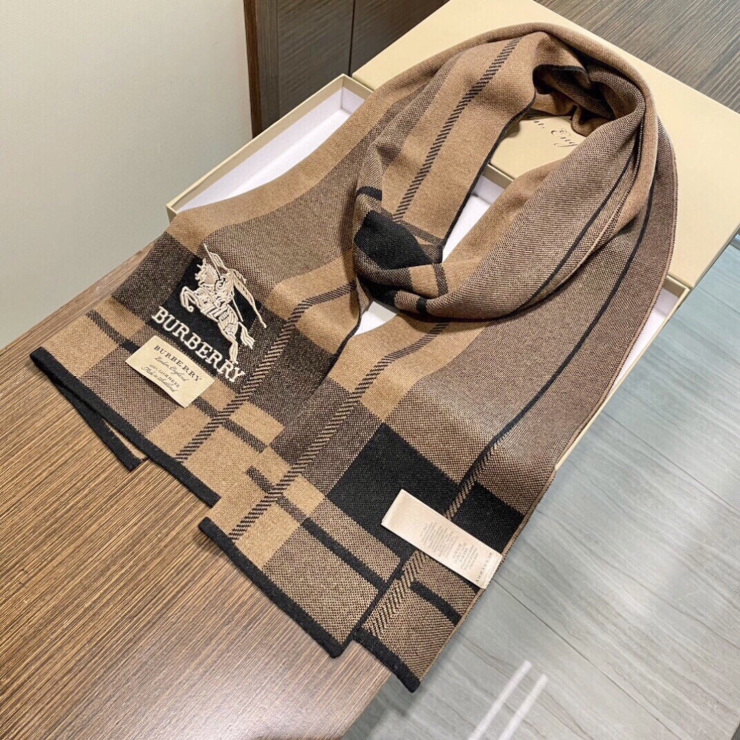 同步专柜，高端羊绒针织围巾！】可正式，可随意，非常Classical的男款设计。这款织法比较难，又很费纱