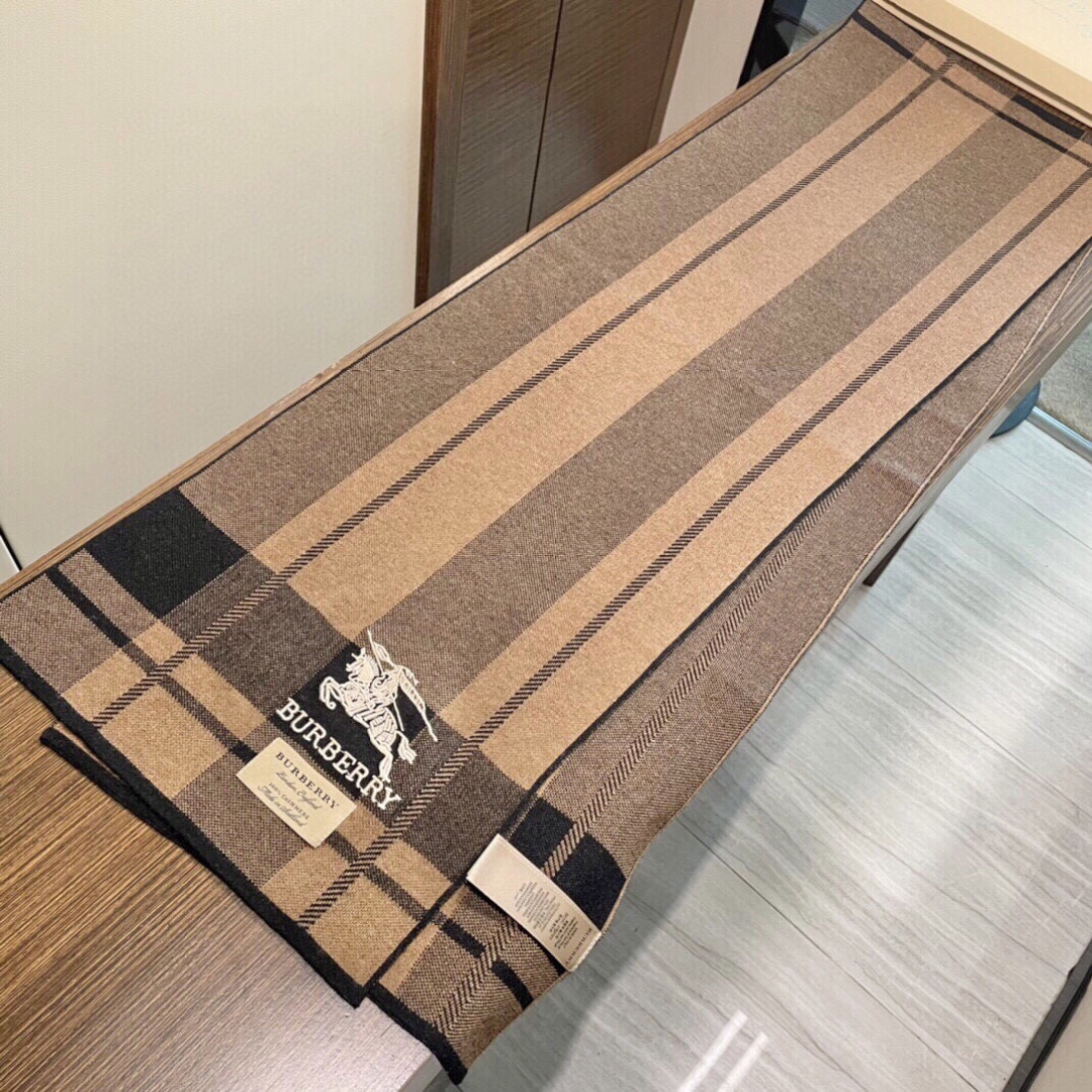 同步专柜，高端羊绒针织围巾！】可正式，可随意，非常Classical的男款设计。这款织法比较难，又很费纱