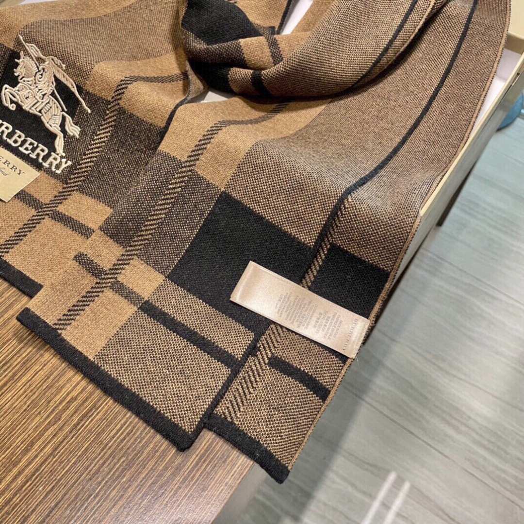 同步专柜，高端羊绒针织围巾！】可正式，可随意，非常Classical的男款设计。这款织法比较难，又很费纱