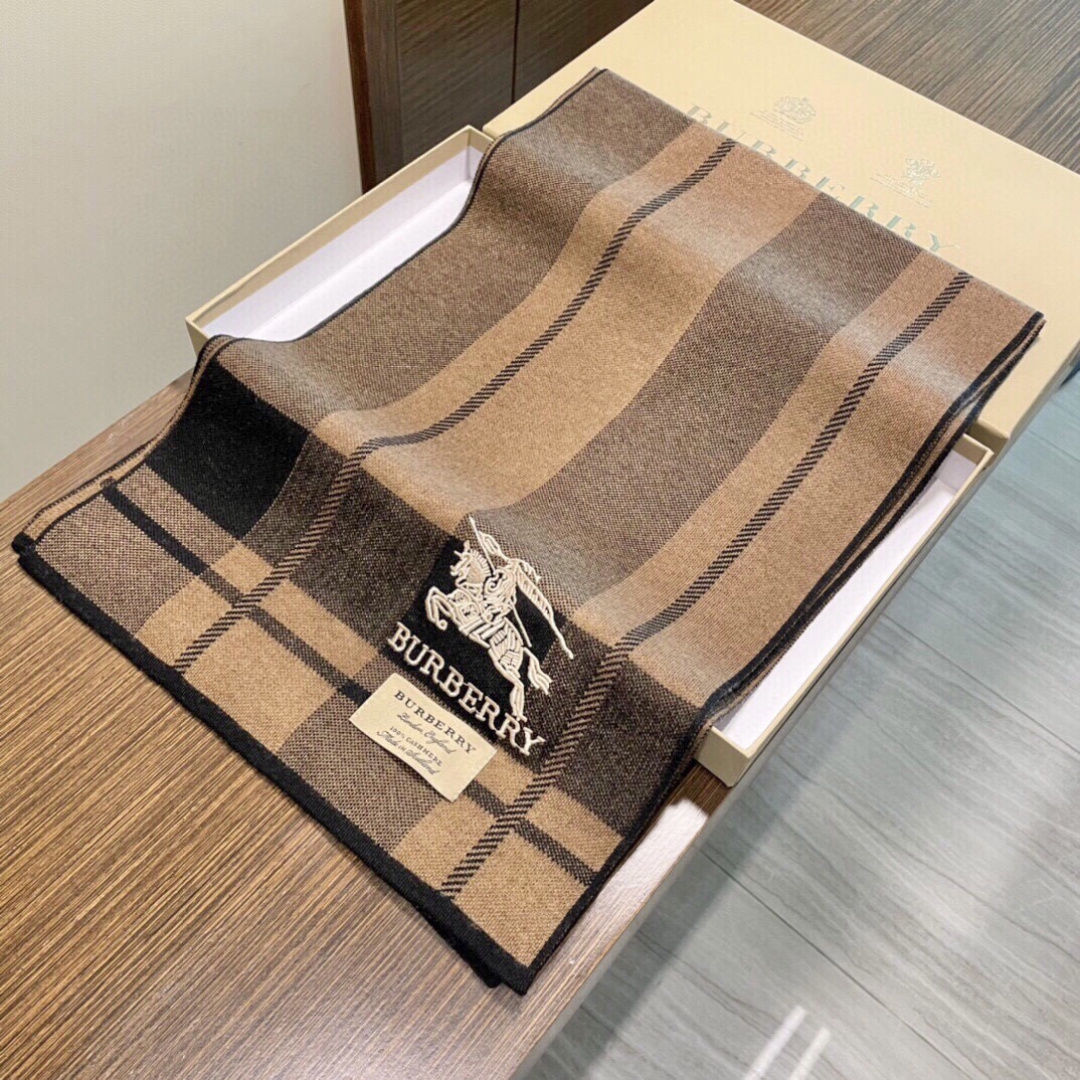 同步专柜，高端羊绒针织围巾！】可正式，可随意，非常Classical的男款设计。这款织法比较难，又很费纱