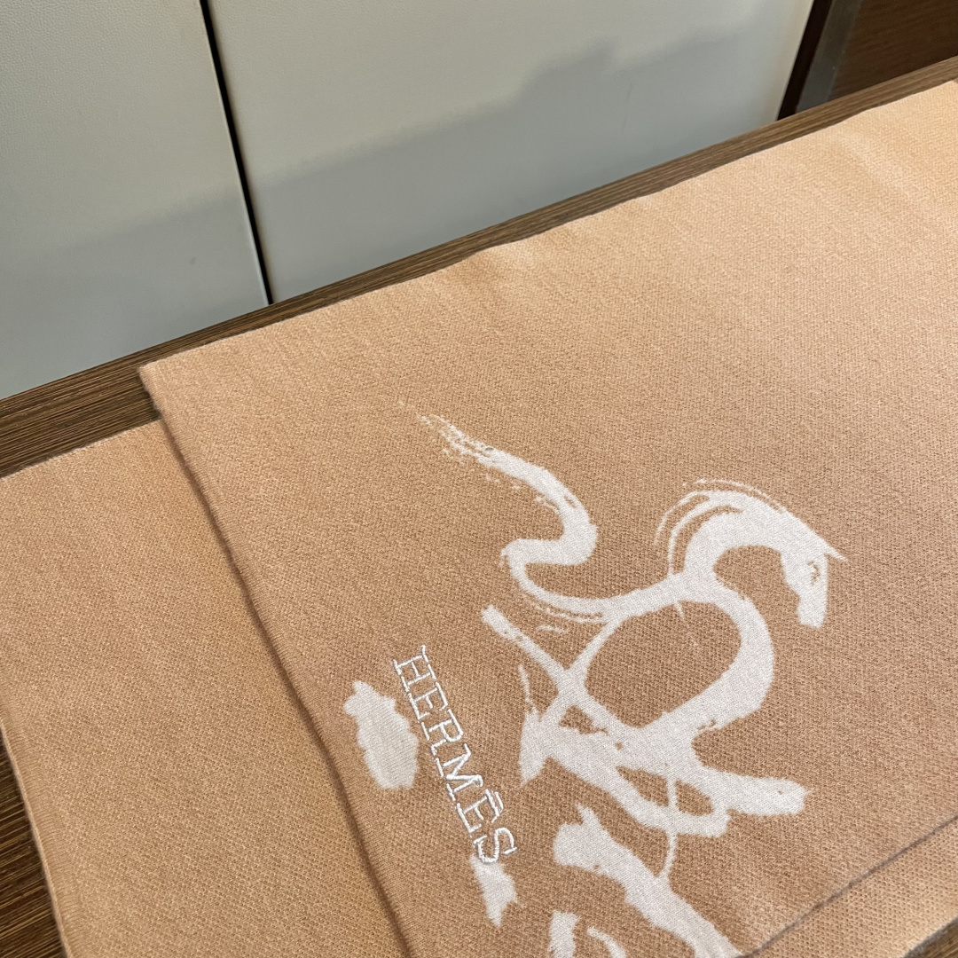 爱马仕百分百纯羊绒长巾👏💙顶级原单正品旷世绝美，顶级高端货👼【绝对值得珍藏👍】专柜限量哦‼️有钱都很难订