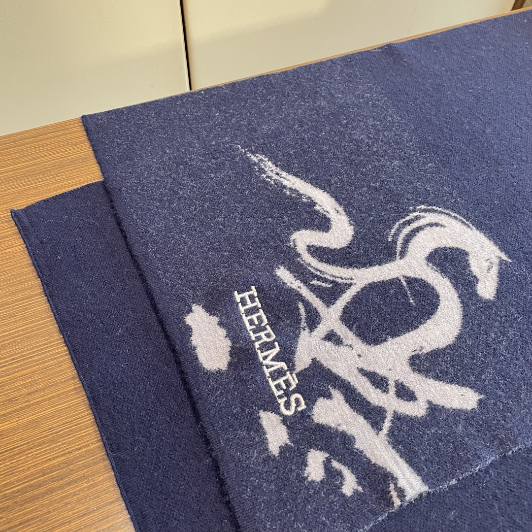 爱马仕百分百纯羊绒长巾👏💙顶级原单正品旷世绝美，顶级高端货👼【绝对值得珍藏👍】专柜限量哦‼️有钱都很难订